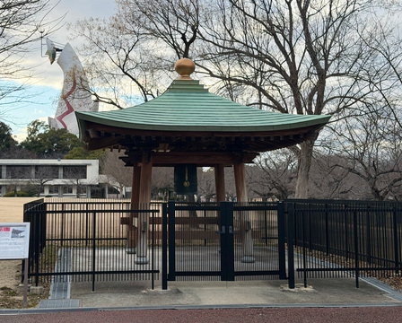 現在万博記念公園にある平和の鐘（太陽の塔背景）