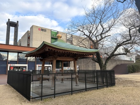 現在万博記念公園にある平和の鐘（エキスポ７０パビリオン背景）