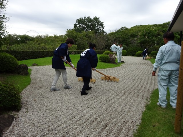 万博日本庭園伝統文化体験ツアー 砂紋引き体験