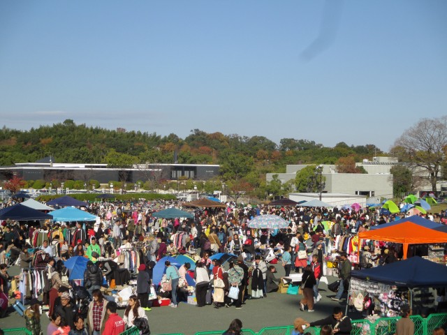 万博お祭り広場ガレージセール 万博記念公園