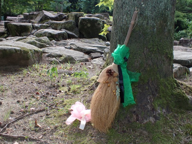 森のクラフト工房 コキアのほうき作り