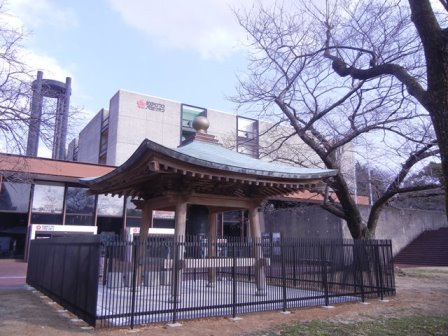 現在万博記念公園にある平和の鐘（エキスポ７０パビリオン背景）